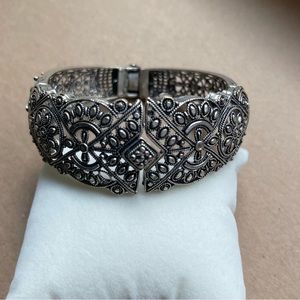 Vintage silver tone hinged bracelet.